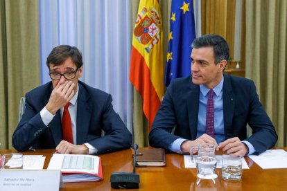 El govern espanyol rectifica i només permetrà que les perruqueries facin el servei a domicili