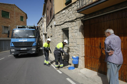 Labores de recogida puerta a puerta de residuos en el Segrià por parte de Sorigué a finales de 2018.