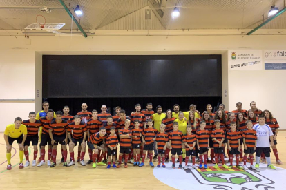 Foto de familia de los jugadores y jugadoras que integran los cuatro equipos del Futbol Sala Borges.