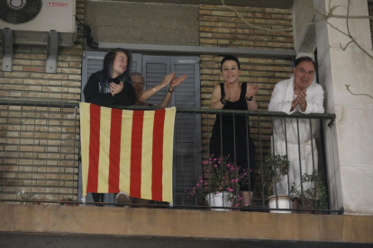 Los leridanos volvieron a mostrar ayer su apoyo al personal sanitario aplaudiendo desde los balcones. 
