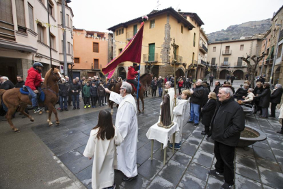 El bisbe de Lleida, Salvador Giménez, beneint les mascotes ahir a Lleida.