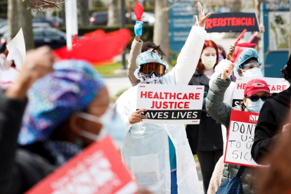 Protesta d’infermeres novaiorqueses per exigir més mesures de protecció davant dels contagis.