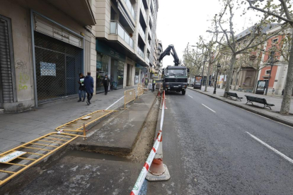 Trabajos de mejora del pavimento en la Rambla Ferran de Lleida.