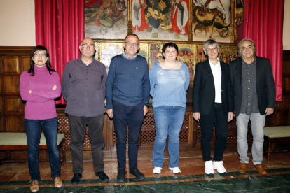 Els guanyadors dels Premis Literaris de Lleida 2019, Jordi Romeu i Anna Garcia, amb l'alcalde Miquel Pueyo i els secretaris del jurat.