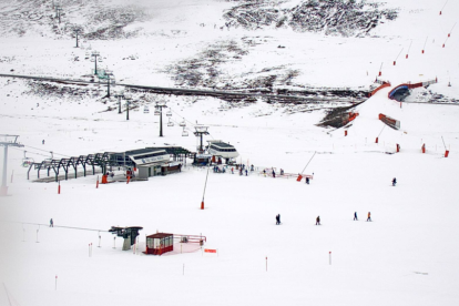 Esquiadores en Baqueira Beret que ofrece más de 100 kilómetros esquiables, mientras que las máquinas trabajan la nieve en Espot.