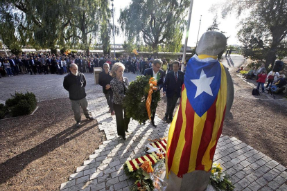 Vilallonga y Talarn depositando una corona de flores en el monumento a Companys en El Tarròs. 
