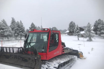 Imatge de la preparació de les pistes d’esquí de l’estació de nòrdic de Lles.