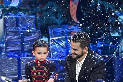 El tamborilero Hugo Molina, con su padre, tras ganar el concurso.