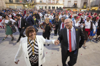 La alcaldesa de Tàrrega, Rosa Maria Perelló, y su esposo abrieron el popular Ball de l’Eixida. 