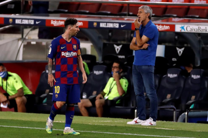 Messi passa davant de Quique Setién en un partit recent.