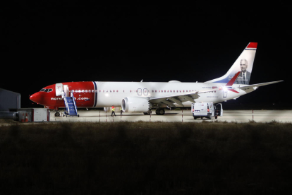 Imagen del avión de Norwegian que aterrizó ayer en el aeropuerto de Alguaire. 
