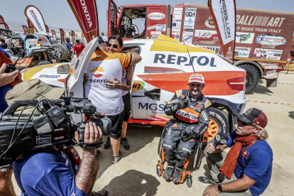 Isidre Esteve saluda después de finalizara la décima y última etapa del Dakar, que llegó a la ciudad peruana de Lima.