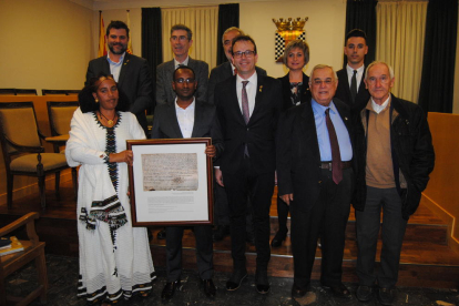 Acosta, segundo por la derecha, junto al alcalde, y otros miembros del consistorio y del jurado del premio.