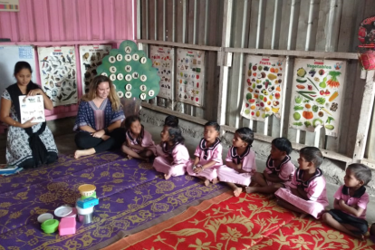 Elena Aguilar, durante una visita a un colegio infantil de la ciudad india de Bombay. 