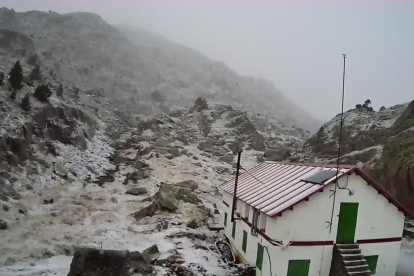 El refugio de Certascan, en la Vall de Cardós, apareció ayer por la mañana con una fina capa de nieve.