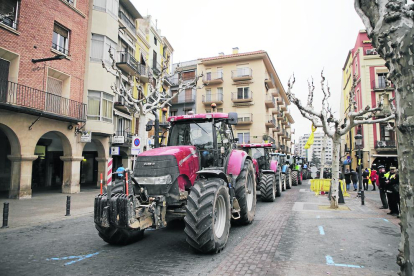 Els tractors, abans dels Tres Tombs de Balaguer.
