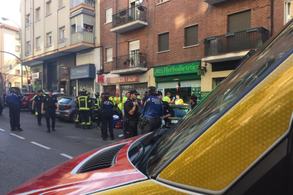 Efectius desplaçats al lloc de la caiguda, ahir, a Madrid.
