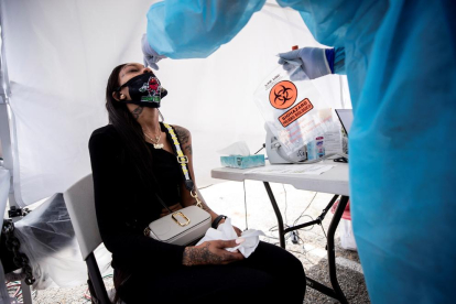 Un sanitari realitza una prova PCR a una dona a Los Angeles.