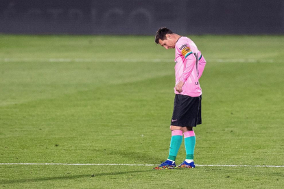 Leo Messi se muestra abatido tras marcar el gol el Getafe al transformar un penalti el delantero Jaime Mata.