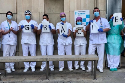 Los profesionales de Prat de la Riba llevaban carteles con letras que formaban la palabra “gràcies”.