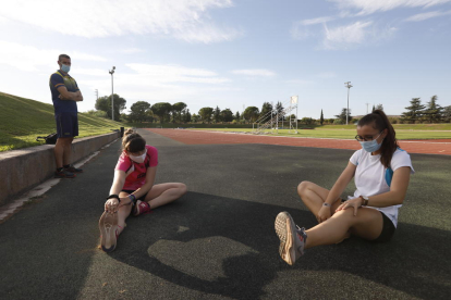 L’entrenador del Lleida UA, David Rubio, ahir a la pista de les Basses amb dos de les atletes que entrena.