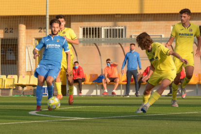 Fernando Cano, l’autor del gol del Lleida, ahir en una acció del partit.