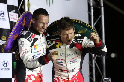 Sébastien Ogier i el seu copilot, Julien Ingrassia, celebren el triomf.