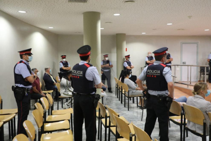 Los acusados, custodiados por los Mossos, en el primer juicio que ha acogido la Audiencia de Lleida desde la declaración del estado de alarma.