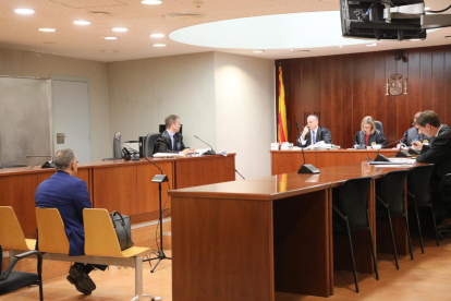 L’acusat ahir en el judici celebrat a l’Audiència de Lleida.