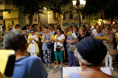 Más de 200 personas se reunieron en Mollerussa para cantar por la libertad de los soberanistas presos.