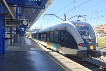 El tren de la línia de la Pobla a l'estació de Lleida.