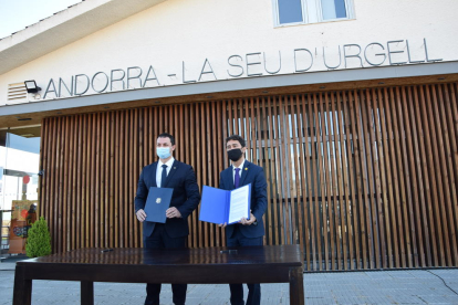 Gallardo y Calvet firmaron el convenio en el aeropuerto.