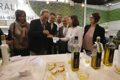 El president de la Generalitat, Quim Torra, degustant oli en un dels estands de la Fira de l’Oli.