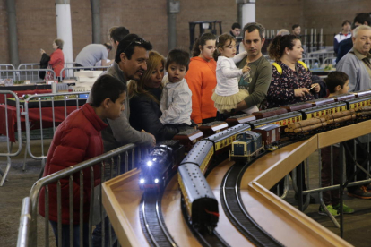 Centenares de personas visitaron ayer la décima edición de Expo Tren, la feria sobre modelismo y ocio ferroviario de Lleida.