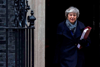 La primera ministra británica, Theresa May, saliendo de su residencia oficial en Londres, ayer.
