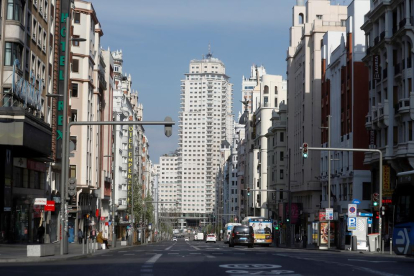 La Gran Via de Madrid oferia ahir una imatge atípica i gairebé buida de vehicles i vianants.