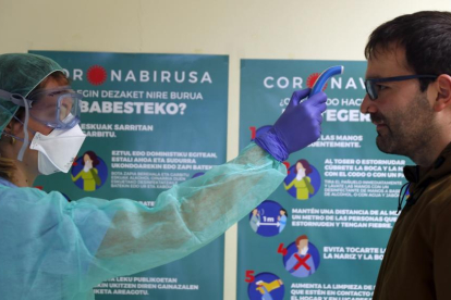 Una enfermera toma la temperatura un paciente a la entrada de un centro de salud en Euskadi.