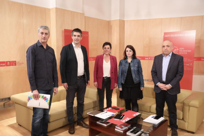 Los diputados de la CUP Albert Botran y Mireia Vehí, junto a los negociadores del PSOE.