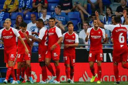 Els jugadors del Sevilla celebren la victòria, aconseguida ahir al camp de l’Espanyol.