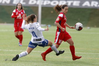 Pixu intenta dur-se la pilota pressionada per Marta Valero i observada de lluny per Barreira, que va servir els dos gols de l’AEM.