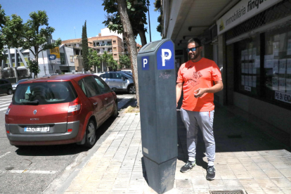 Un conductor pagando ayer la zona azul en la capital del Segrià.