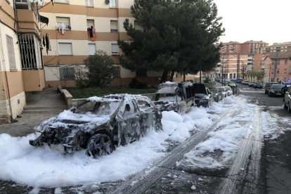 Un foc intencionat va calcinar tres vehicles estacionats al carrer Mart de la Mariola el mes de març de l’any passat.
