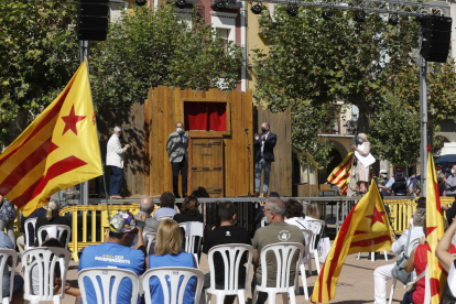 Vallverdú; Quim Torra; el alcalde, Jordi Ignasi Vidal; y Pilarín Bayés, en la inauguración del Encontats.