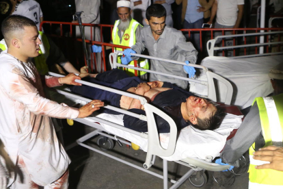 Els serveis sanitaris evacuen un dels ferits, ahir, a Kabul.
