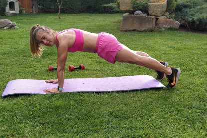 Sandra Borda y Fran Carrillo entrenando en su domicilio.