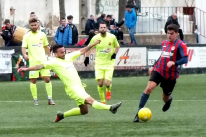 Un jugador del Tàrrega supera a un defensor del Santboià en una acción del partido.