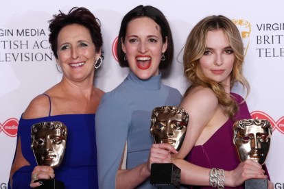 Fiona Shaw, Phoebe Waller Bridge y Jodie Comer, de ‘Killing Eve’, con sus premios Bafta. 