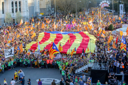 Miles de personas recorrieron ayer Madrid para reivindicar el derecho a la autodeterminación de Catalunya.