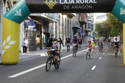 Niños y mayores recorrieron las calles de Lleida en bicicleta para reivindicar una movilidad más sostenible en  la ciudad.