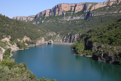 El pantà d’Oliana, al Segre, està al 99% de capacitat i desembassa 12 metres cúbics per segon per turbines. A la dreta, Camarasa, a la Noguera Pallaresa.